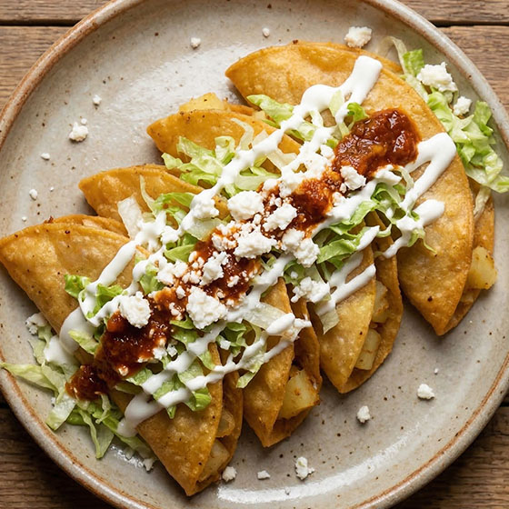 Tacos dorados de papa al chipotle